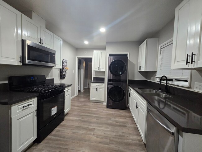 Building Photo - 1030 W Temple St