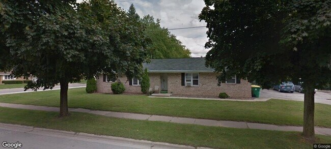 Frente - 1055 Bader St