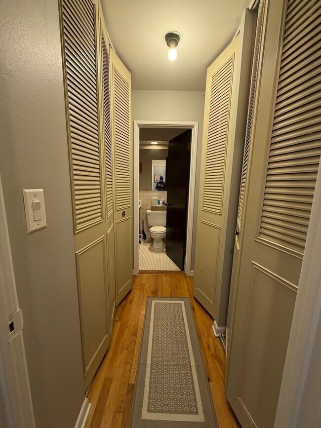 Building Photo - 541 W Oakdale Ave