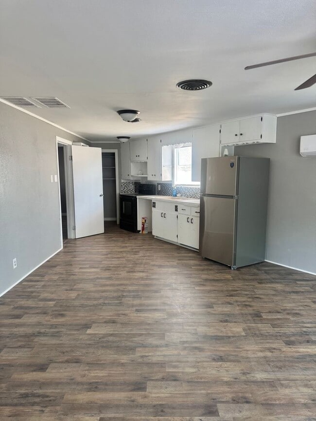 Foto del edificio - NOW AVAILABLE - 1 Bedroom Duplex Unit Acro...