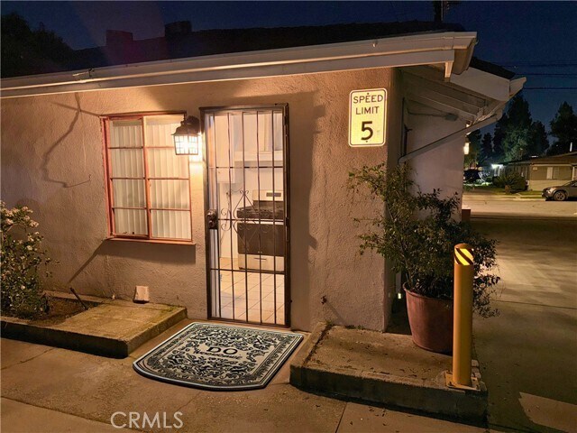 Building Photo - 843 W Walnut Ave