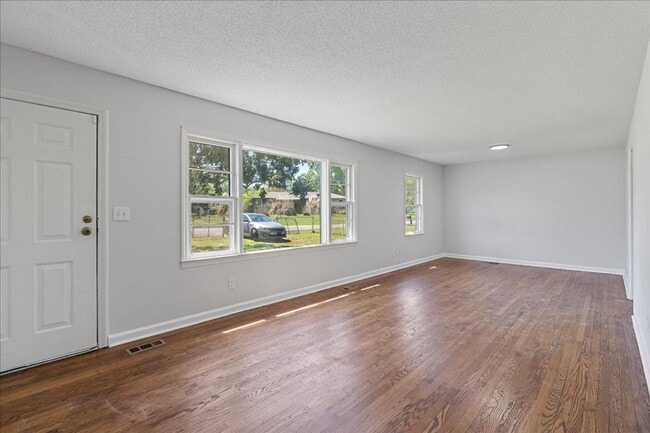 Photo - Newly renovated 3bed 1beath for rent! House