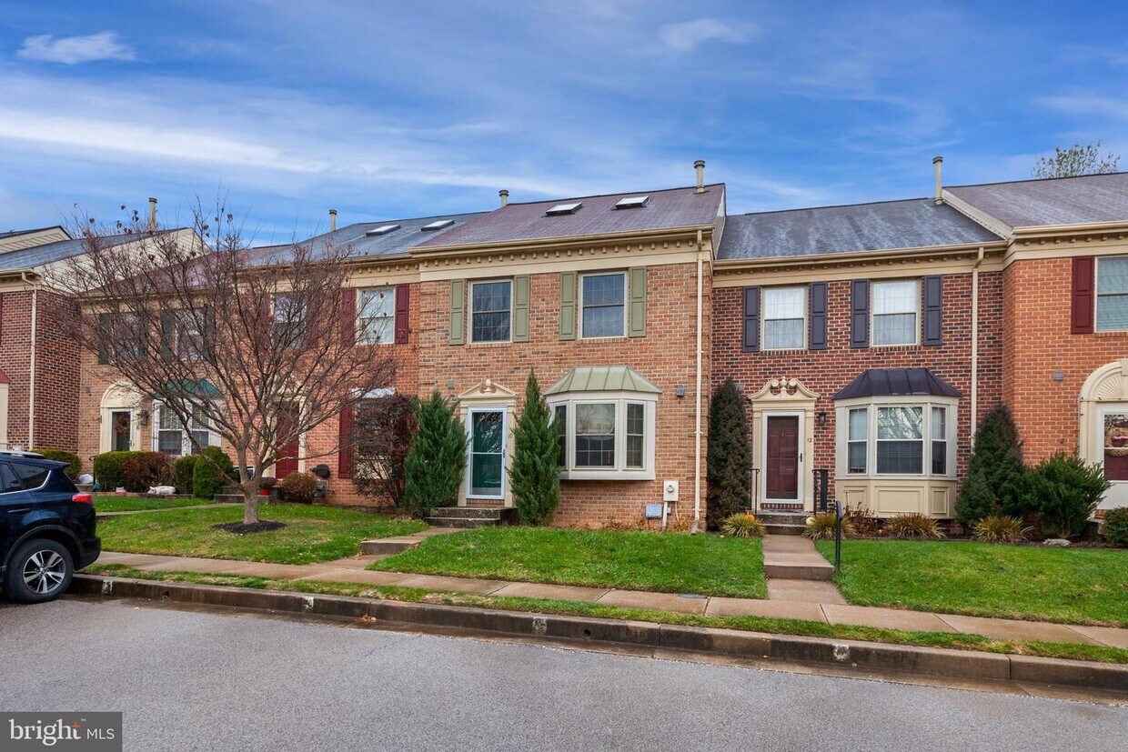 Primary Photo - 10 Far Corners Ct