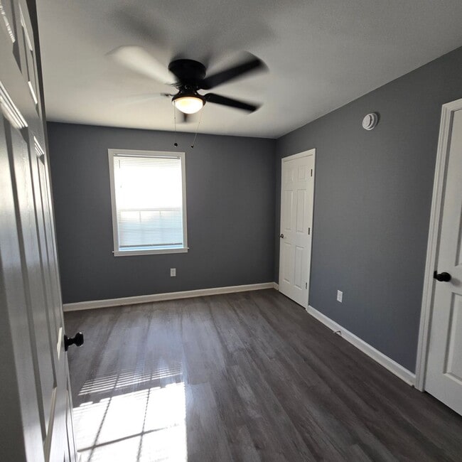 Building Photo - 253 Ingle Ave
