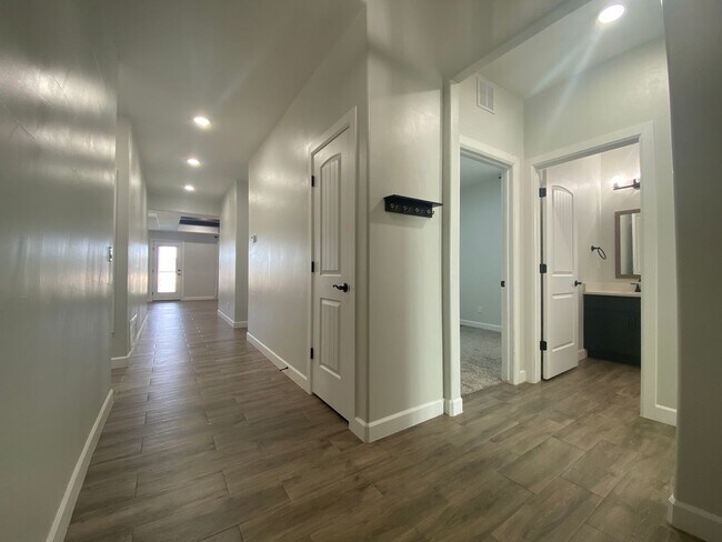 Foto del edificio - East El Paso 4 bed 2 bath Refrig A/C with gorgeous landscaping!