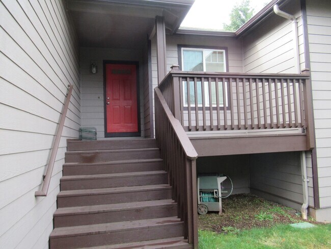 Building Photo - Large 4 Bedroom South