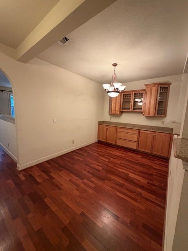 Building Photo - Beautiful 3 Bedroom and 2 Bathroom Home in East Sac $2,795.00 per month