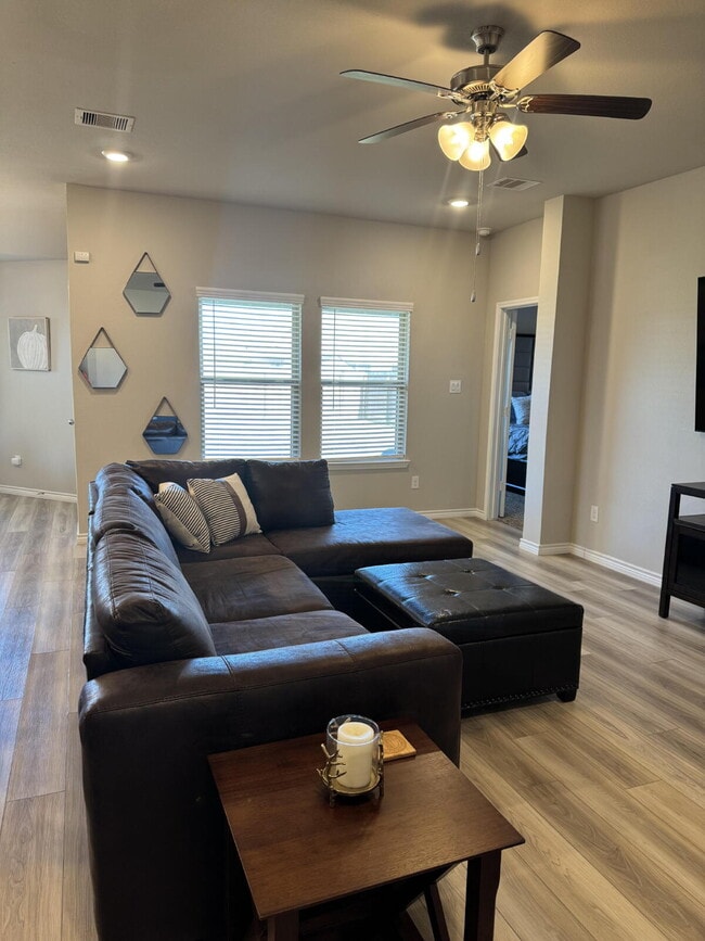 Foto del edificio - "Charming 3-Bed, 2-Bath Home in Bryan, TX!"