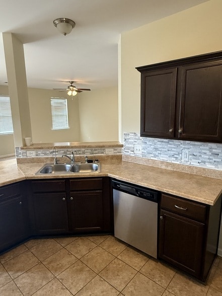 Foto del edificio - 1629 Robindale Dr
