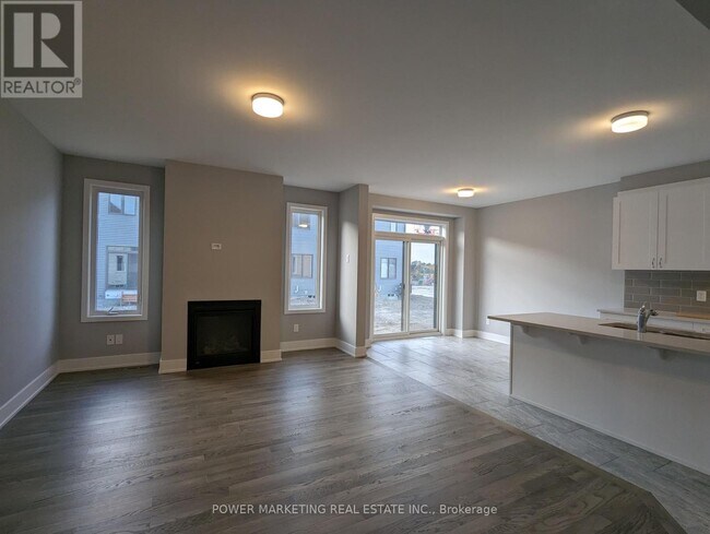 Building Photo - 1029 Showman St