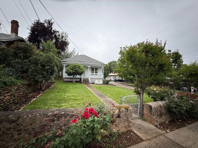 Foto del edificio - 3-bedroom, 1-bath home in Redding blends historic charm with modern finishes!