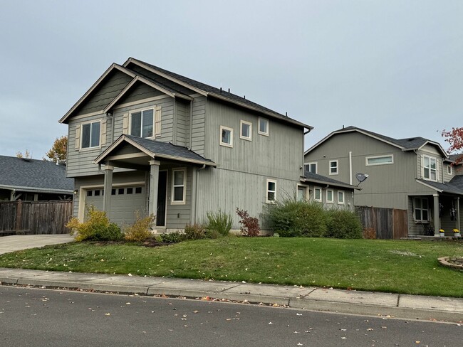 Foto del edificio - Beautiful 3 bed/2.5 bath with open floorplan!