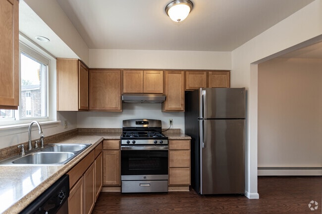 2BR , 2BA - 1051 SF - Brentwood Village Apartments