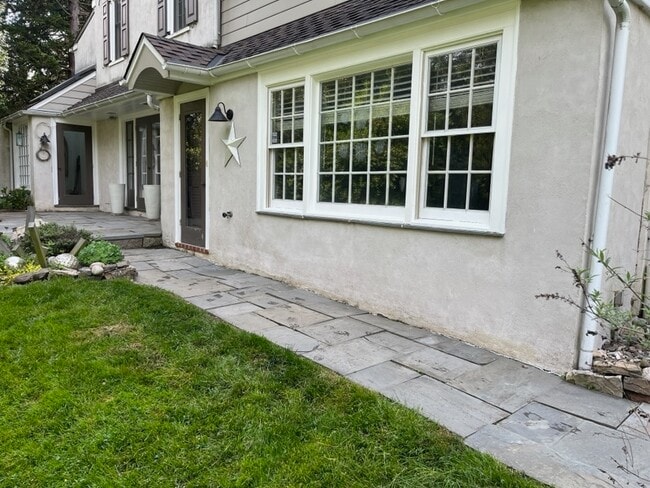 Entrances - 2 River Rd