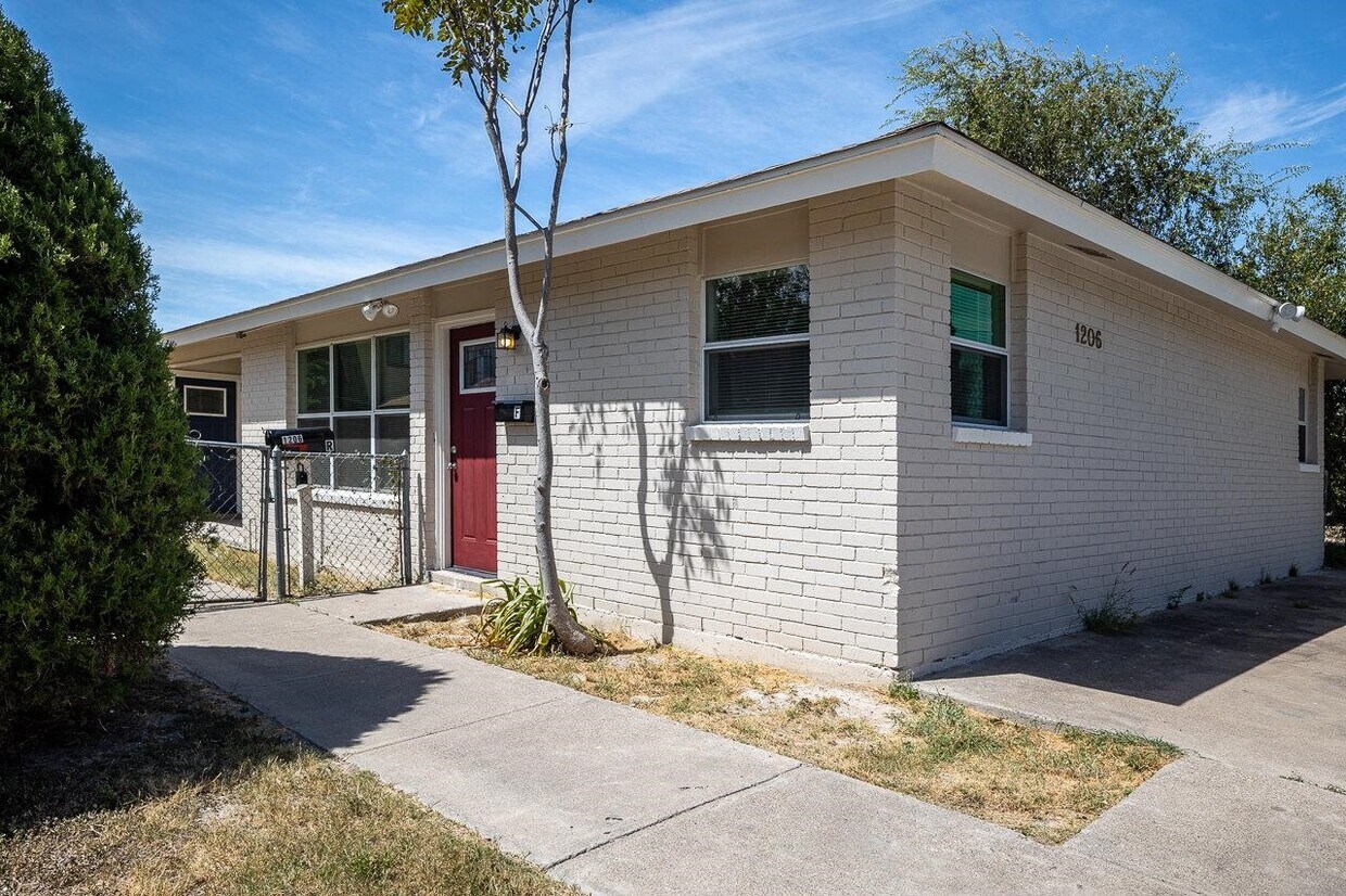 Primary Photo - 1206 N Main St