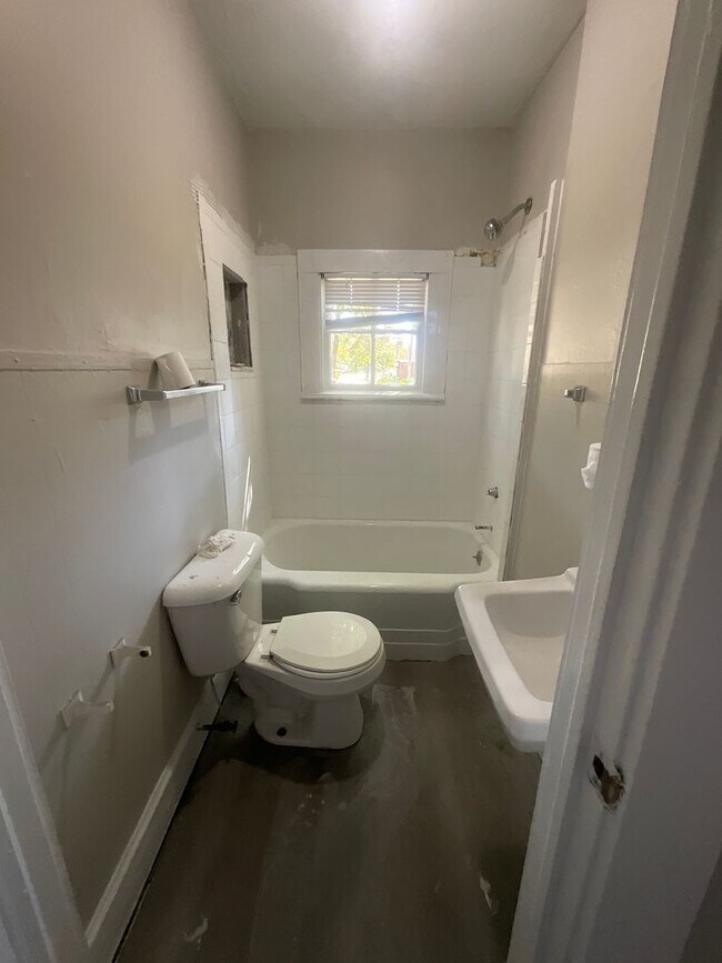 Foto del edificio - 108 Brainerd Ave