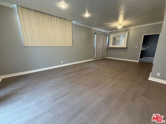 Foto del edificio - 7311 Kester Ave