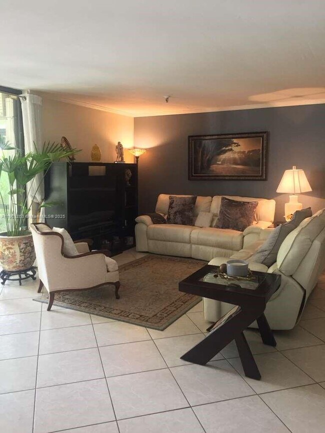 Building Photo - 671 NE 195th St