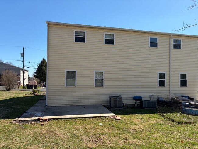 Building Photo - Renovated 3 Bed Twin Home for Rent