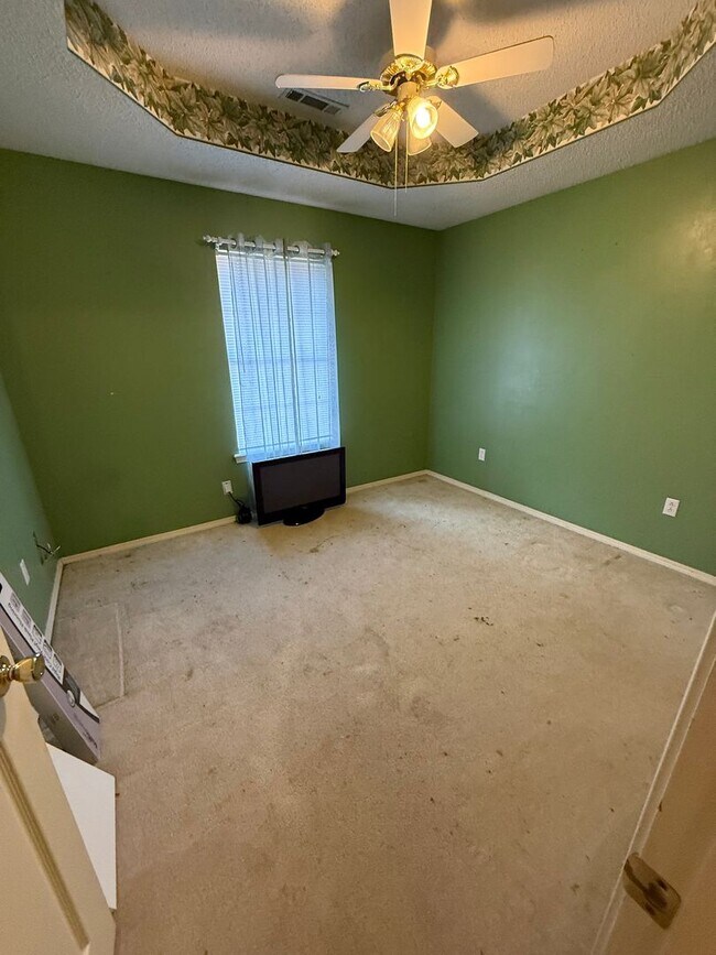 Foto del edificio - 3 Bed 2 Bath House with 2 Car Garage.  Has Gas Heat