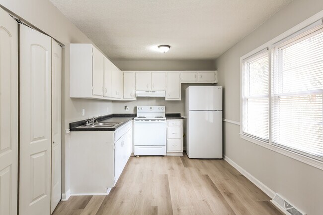 Foto del edificio - 421 Sellwood Cir