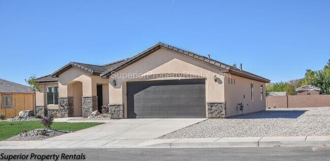 Foto del edificio - 4 bed, 2.5 bath home, 2 car garage with a large yard/ Pet friendly
