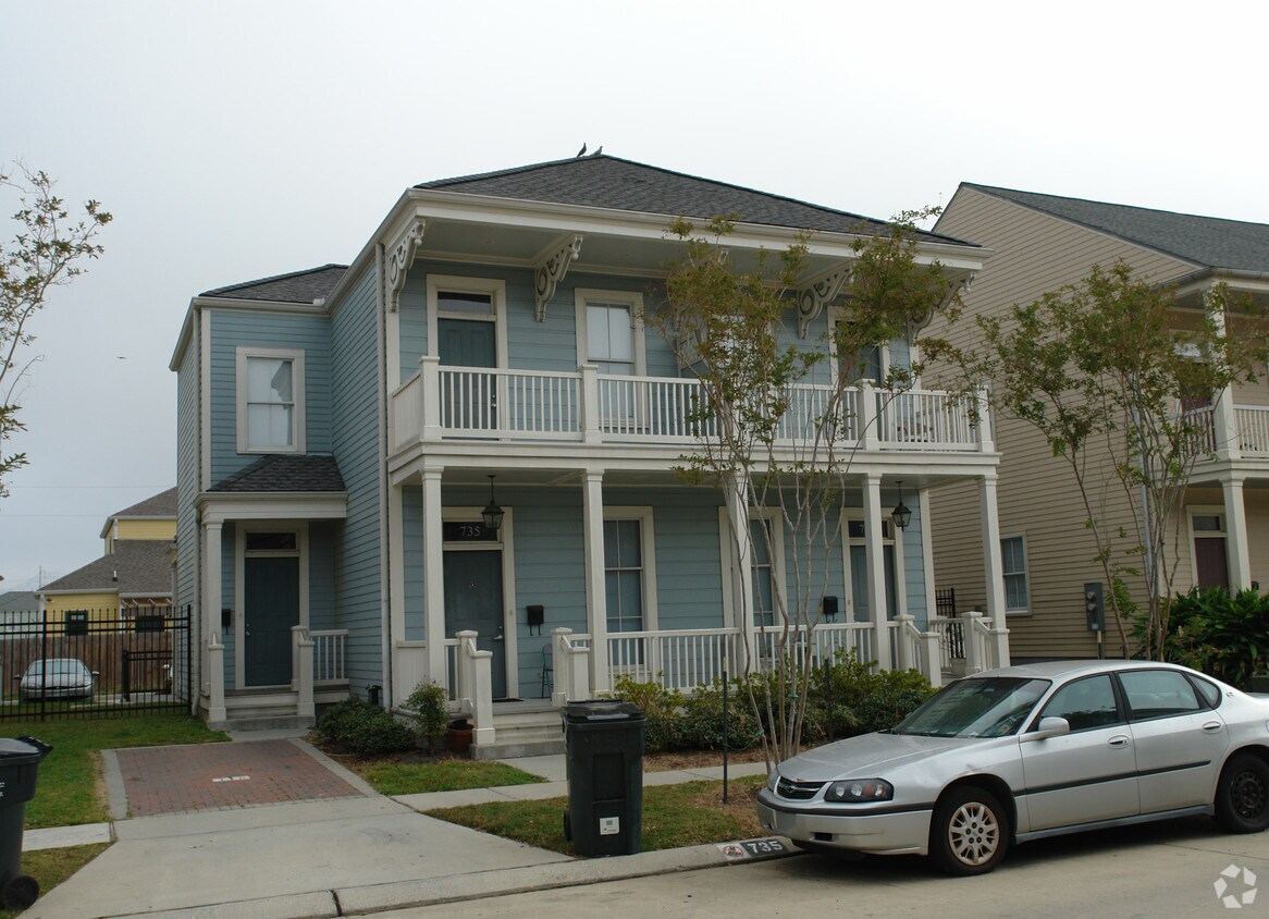 Building Photo - 731 Adele Dr