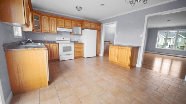 Building Photo - 60 Hopedale Crescent