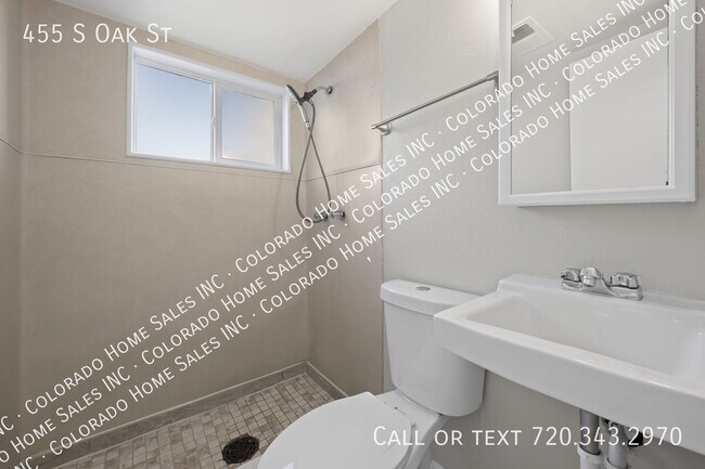Building Photo - 455 S Oak St