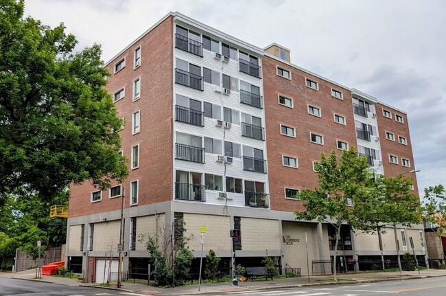Building Photo - 1643 Cambridge St