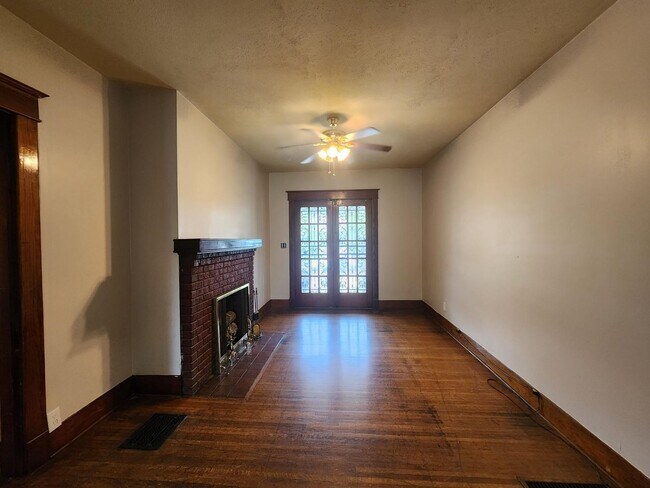 Building Photo - 2 Bedroom 1 Bath Updated Home in Louisville