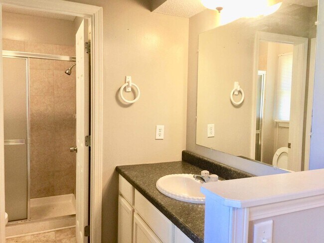 Foto del edificio - Walk to shopping and restaurants and high school