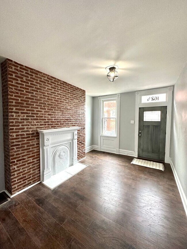 Building Photo - Fully Renovated 2 Bed, 2 Bath in the Heart...