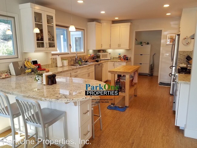Building Photo - 3 br, 3 bath House - 4 Loma Vista Dr