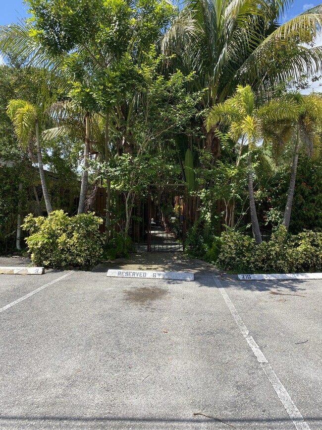 Foto del edificio - Large 1/1 with Private patio