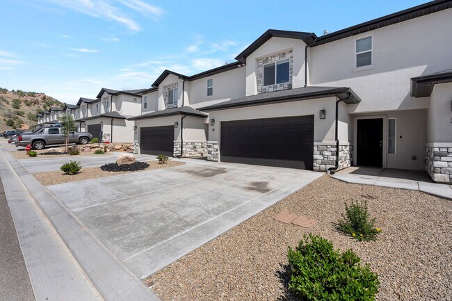 Foto del edificio - 668 E Fiddlers Canyon Rd