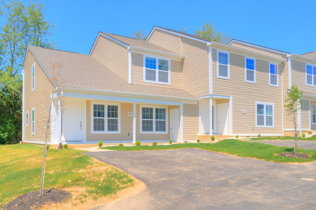 Primary Photo - 405 Twisted Oak Drive | 3 Bed 2 Bath End U...