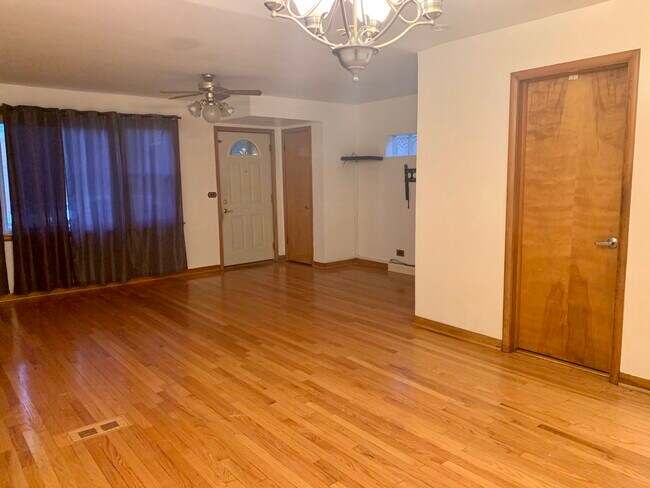 Foto del edificio - 5836 W Diversey Ave