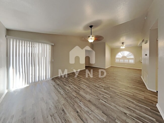 Foto del edificio - 8027 W Laurel Ln