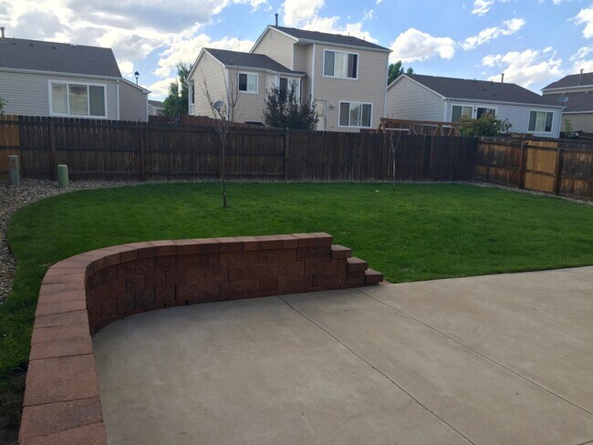 Building Photo - Well Kept 4BD/3BA in Wonderful D-49 Stetso...