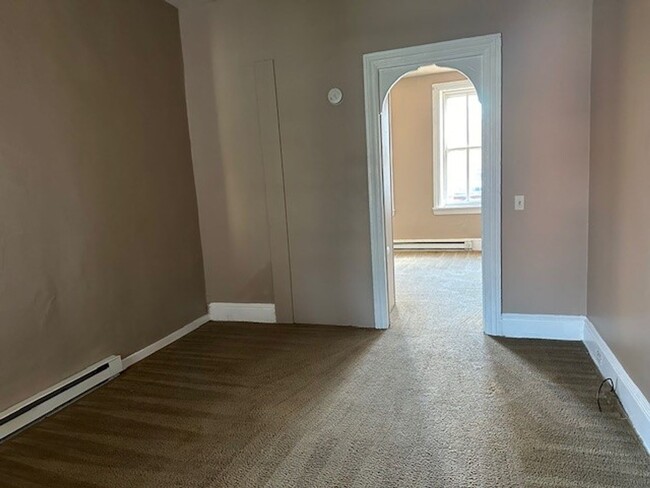 Building Photo - 1st Floor 1 Bedroom 1 Bathroom Apartment F...