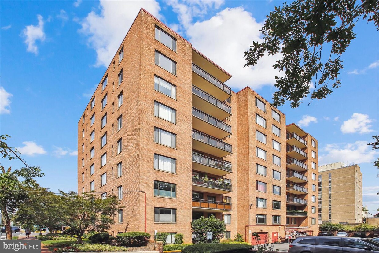 Primary Photo - 3315 Wisconsin Ave NW