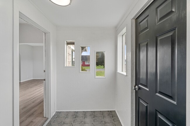 Building Photo - 3033 Sumner Ave