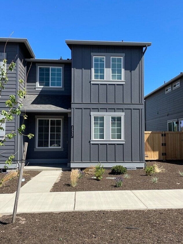 Foto principal - Townhome in Redmond's Dry Canyon Community