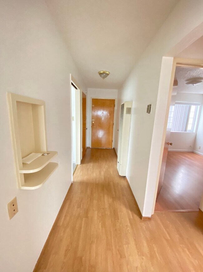 Building Photo - 262Price