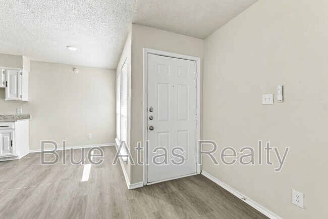 Foto del edificio - 8133 Foxfire Ln