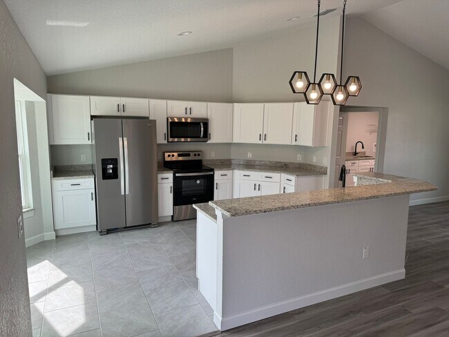 Foto del edificio - Beautiful 3BR/2BA/2 Car Garage Home!  NO APPLICATION FEE!