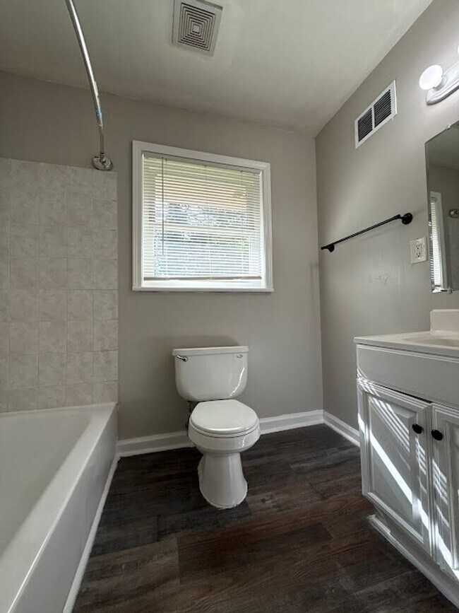 Foto del edificio - Charming 3-Bedroom Home in Decatur – Minut...