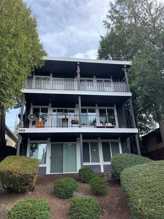 Foto del edificio - 5956 Fauntleroy Wy SW