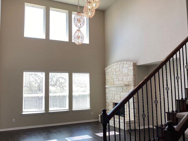 Building Photo - Gorgeous 4 Bed / 2.5 Bath Home with Specta...